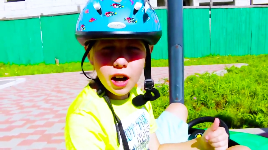 اسباب بازی ها و خانواده مهربان - در چاله افتادن ماشین یاریک